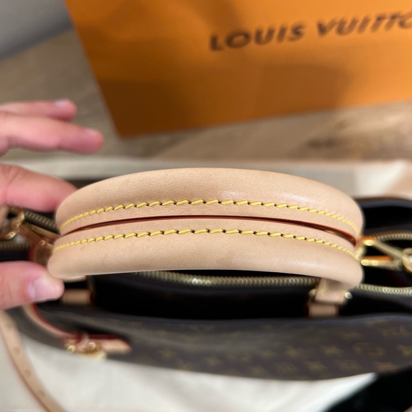 Authentic Louis Vuitton Grand Palais - Picture 9 of 12